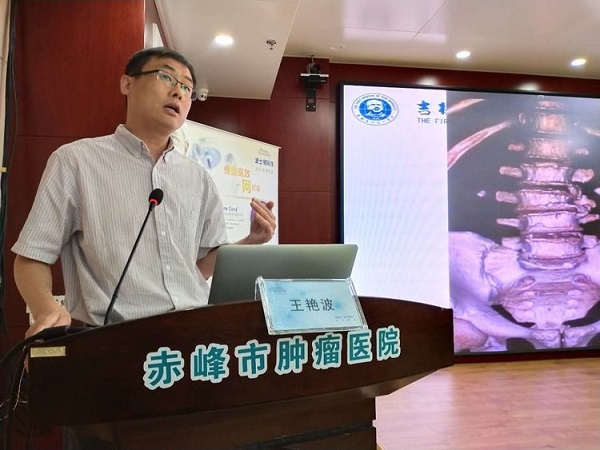 王艷波教授向學員們分享了他對泌尿系統(tǒng)結石診療的心得和體會.jpg