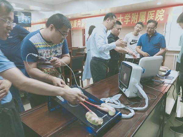 學員進行模擬器操作一.jpg